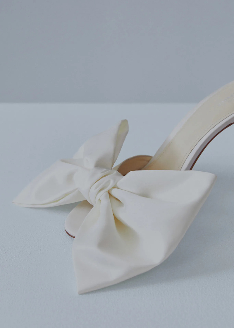 Sapatos de noiva brancos com laço Mango